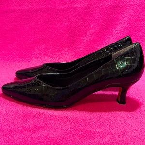Black low heeled textured heels size 9